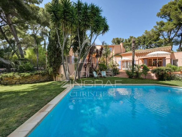 Villa with swimming pool and landscaped garden in La Ciotat.