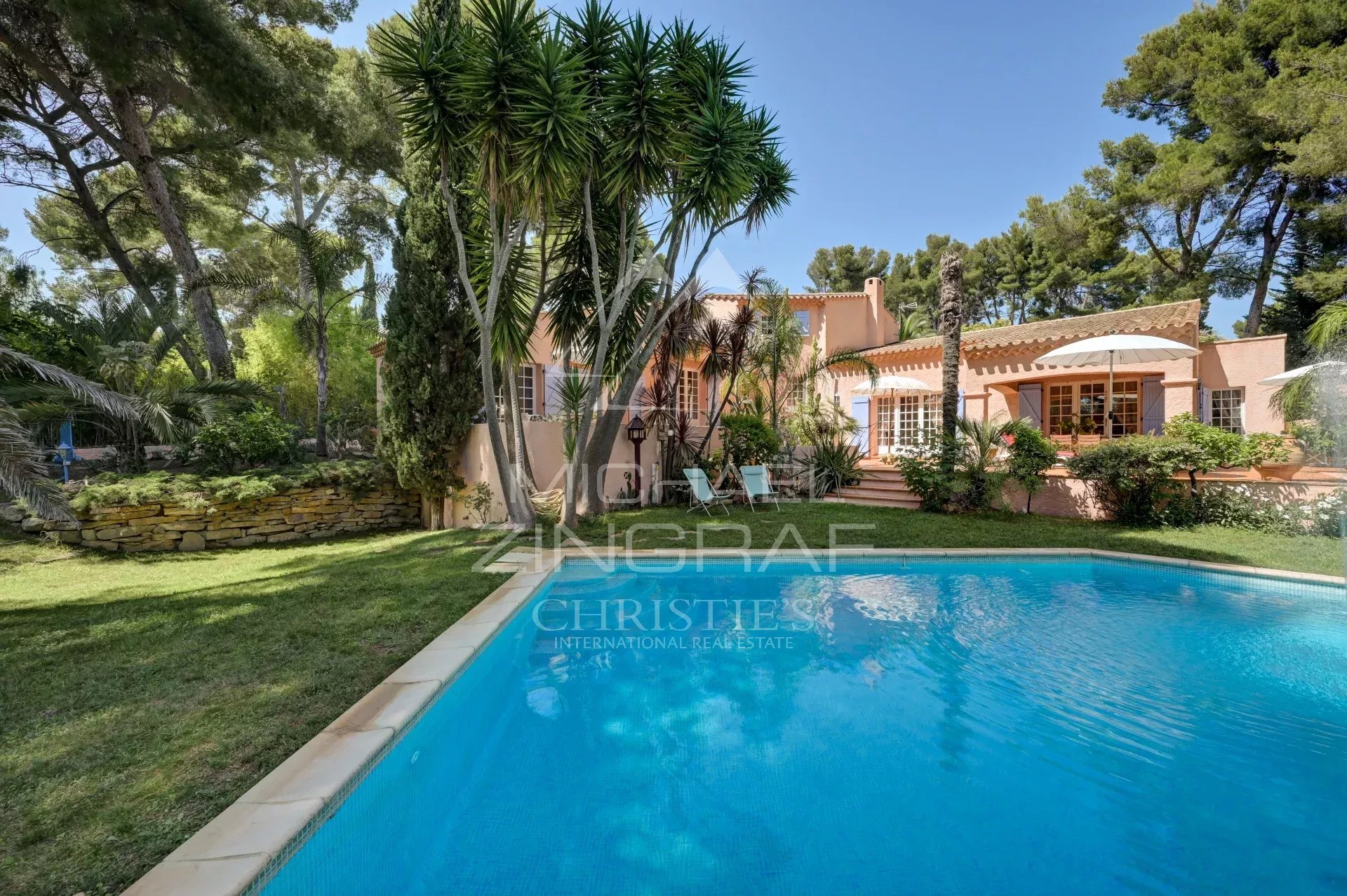 Villa with swimming pool in La Ciotat Villa with swimming pool and landscaped garden in La Ciotat.