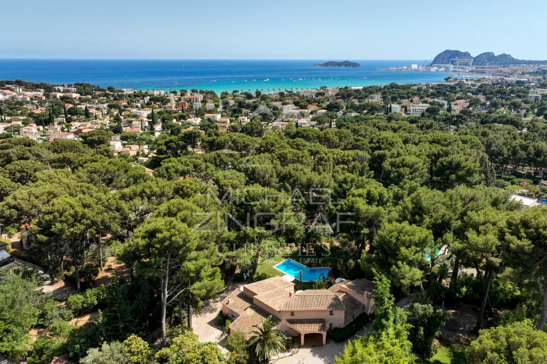 Villa with swimming pool in La Ciotat Villa with swimming pool surrounded by greenery in La Ciotat, with sea view.