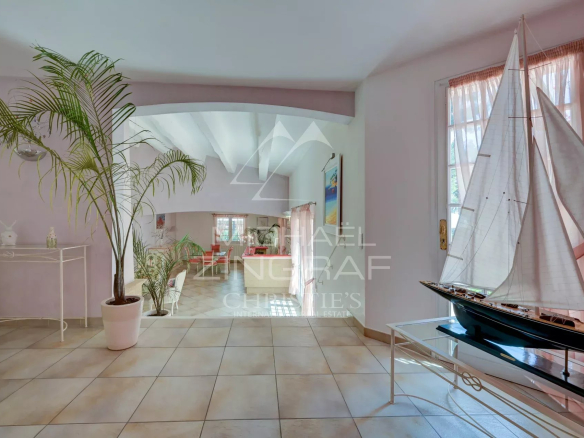 Interior of a villa in La Ciotat with modern decor and a model boat.