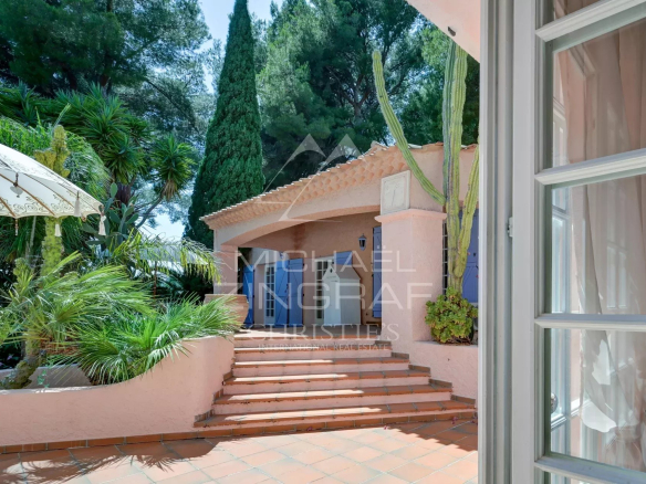 Villa with swimming pool and landscaped garden in La Ciotat, view from the entrance.