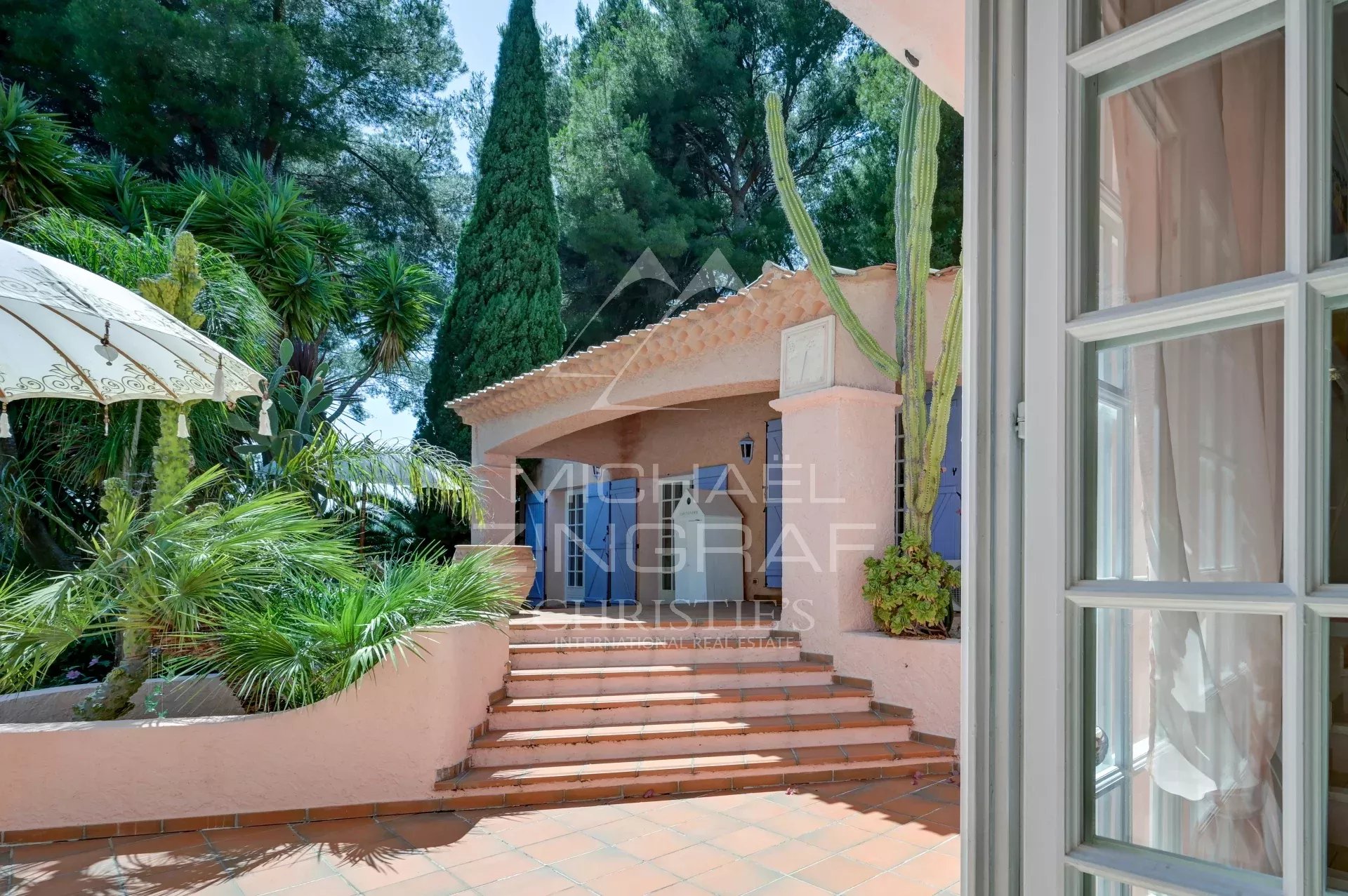 Villa in La Ciotat with swimming pool Villa with swimming pool and landscaped garden in La Ciotat, view from the entrance.