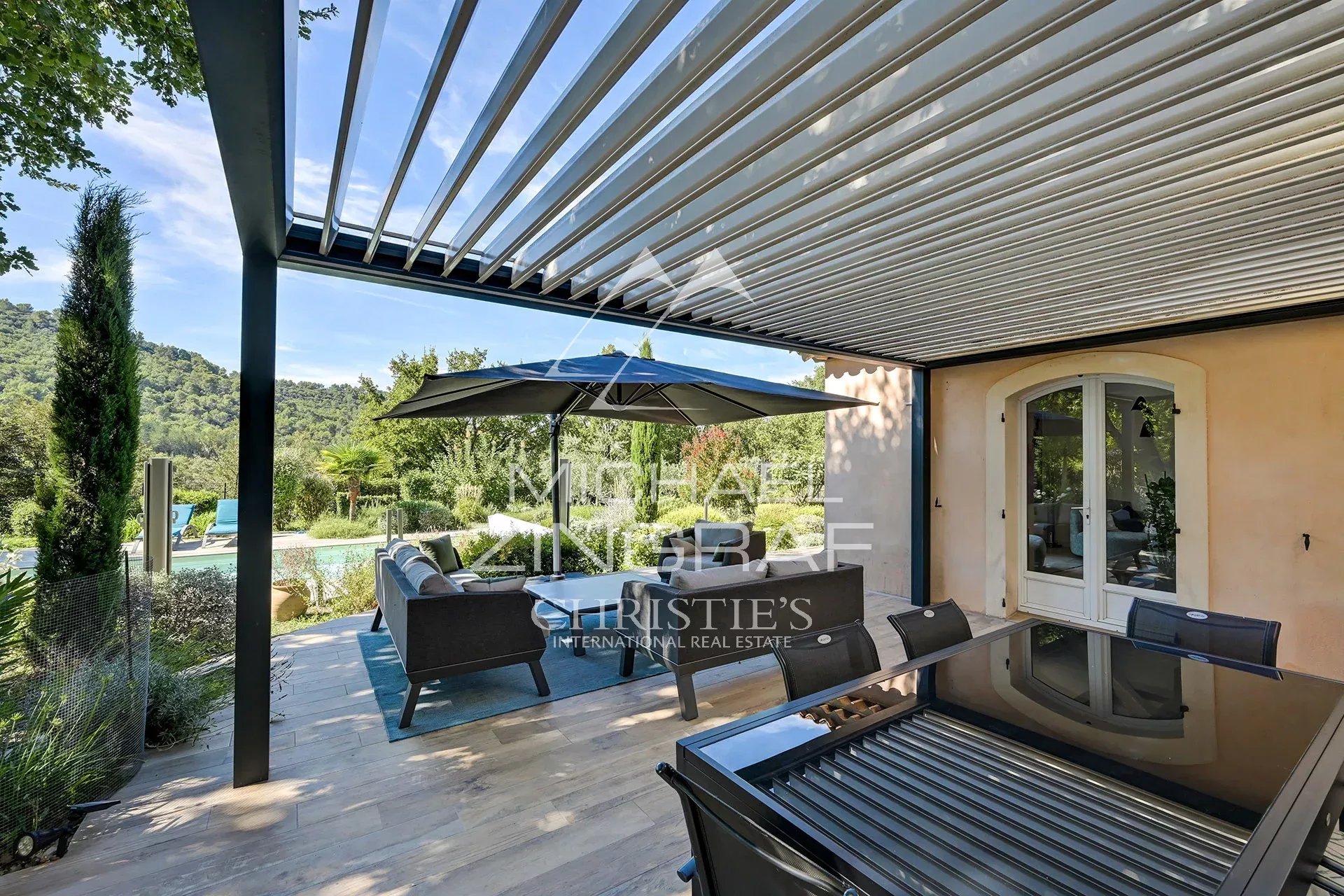 Propriété à Ansouis Terrasse d'une propriété à Ansouis avec mobilier extérieur et vue sur la nature environnante.