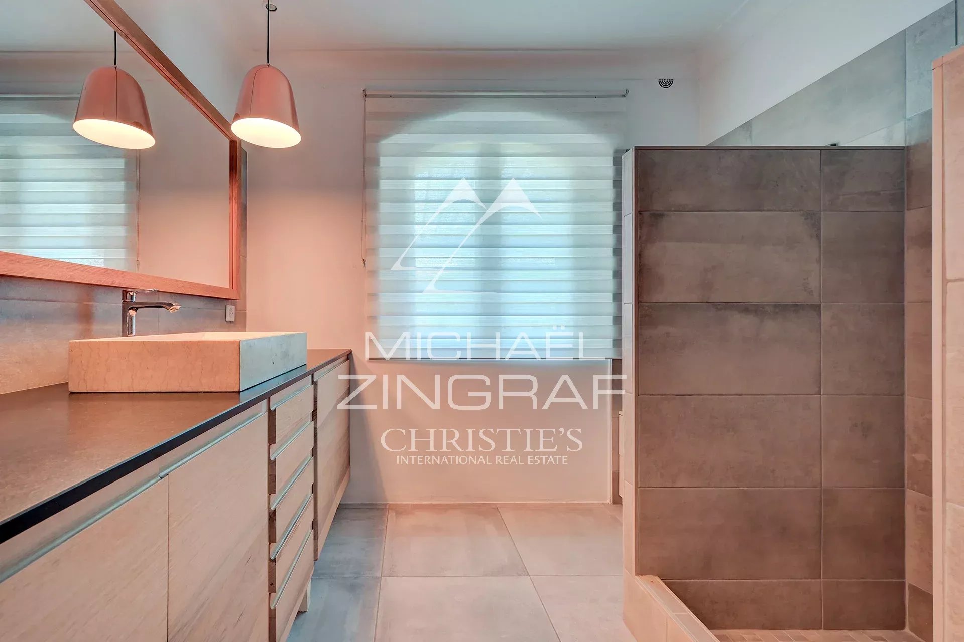 Salle de bain contemporaine Salle de bain moderne avec douche et meuble en bois, lumière naturelle à travers la fenêtre.