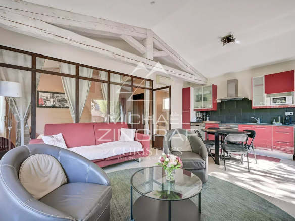 Intérieur d'une propriété à Ansouis avec salon, cuisine équipée et mobilier moderne.