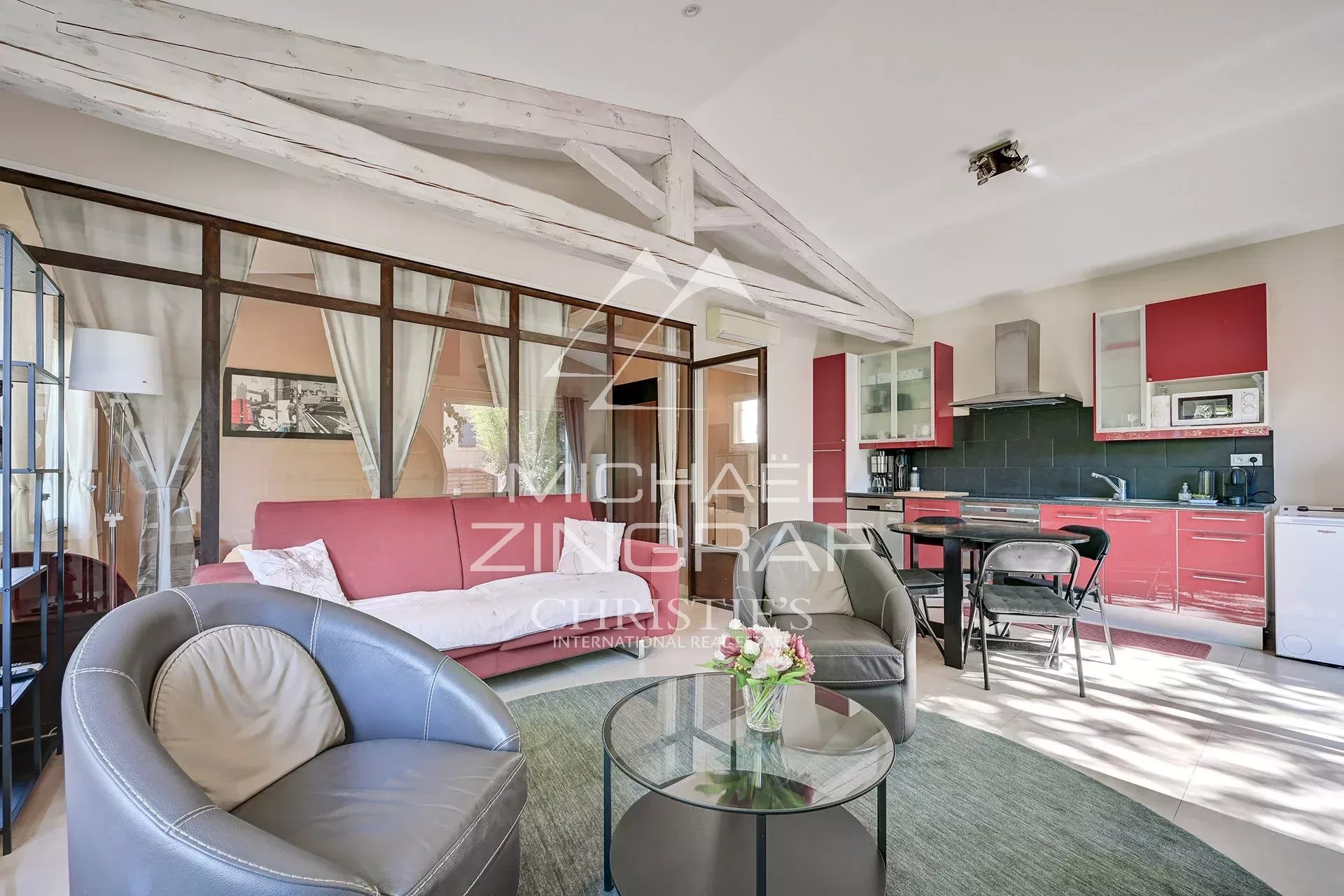 Intérieur d’une propriété à Ansouis Intérieur d'une propriété à Ansouis avec salon, cuisine équipée et mobilier moderne.