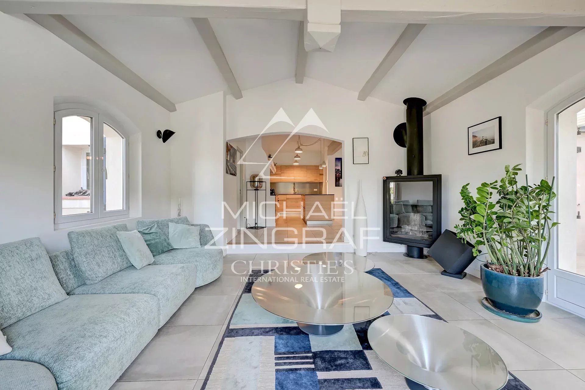 Salon d’une propriété à Ansouis Intérieur d'une propriété à Ansouis avec un salon lumineux et une cuisine ouverte.