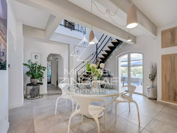 Intérieur d'une propriété moderne avec salle à manger et escalier, Ansouis, Luberon.