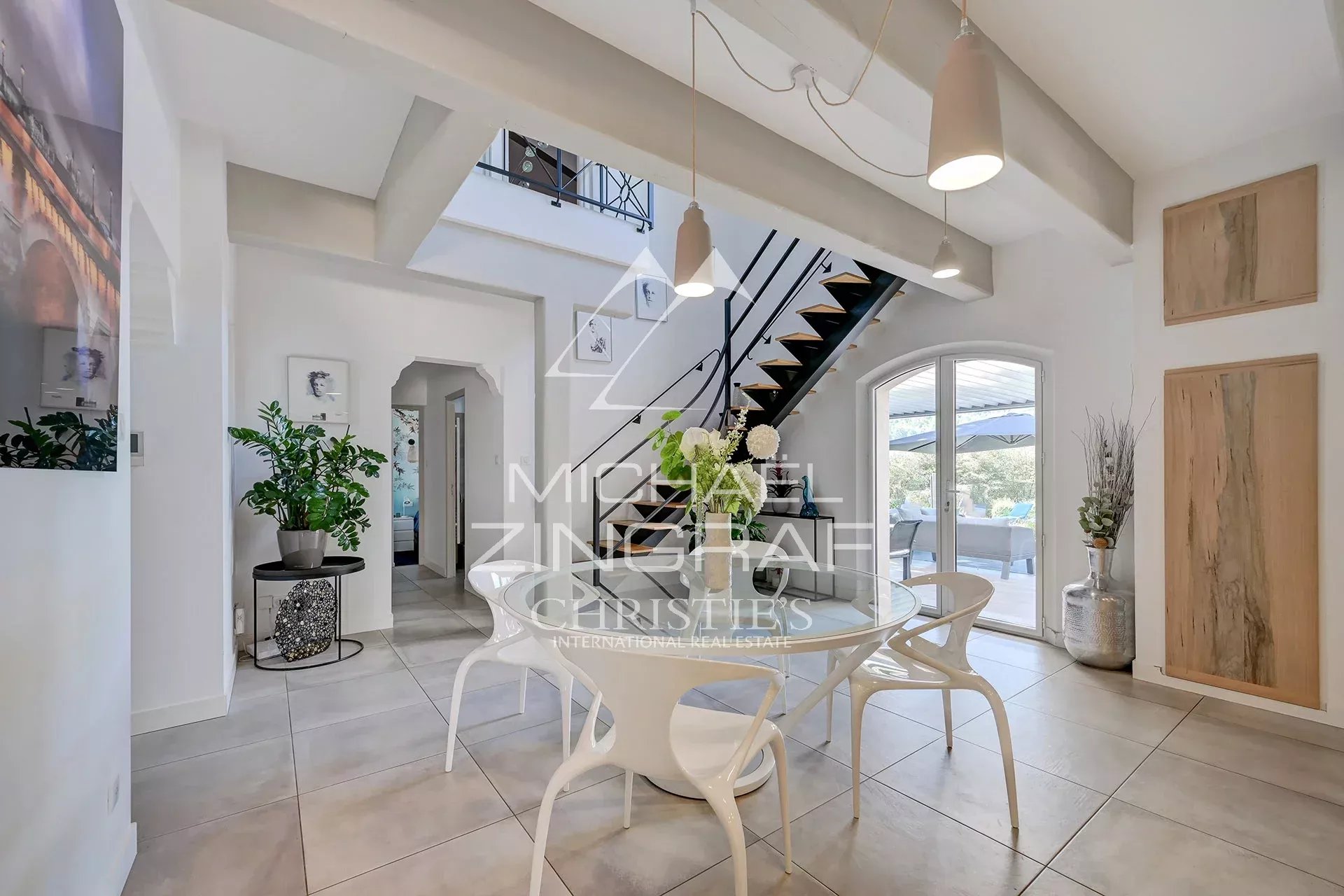 Intérieur d’une propriété à Ansouis Intérieur d'une propriété moderne avec salle à manger et escalier, Ansouis, Luberon.