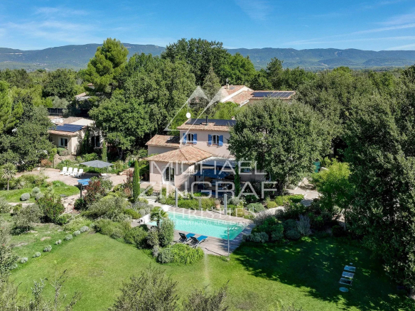 Propriété avec piscine et jardin à Ansouis, entourée de verdure.