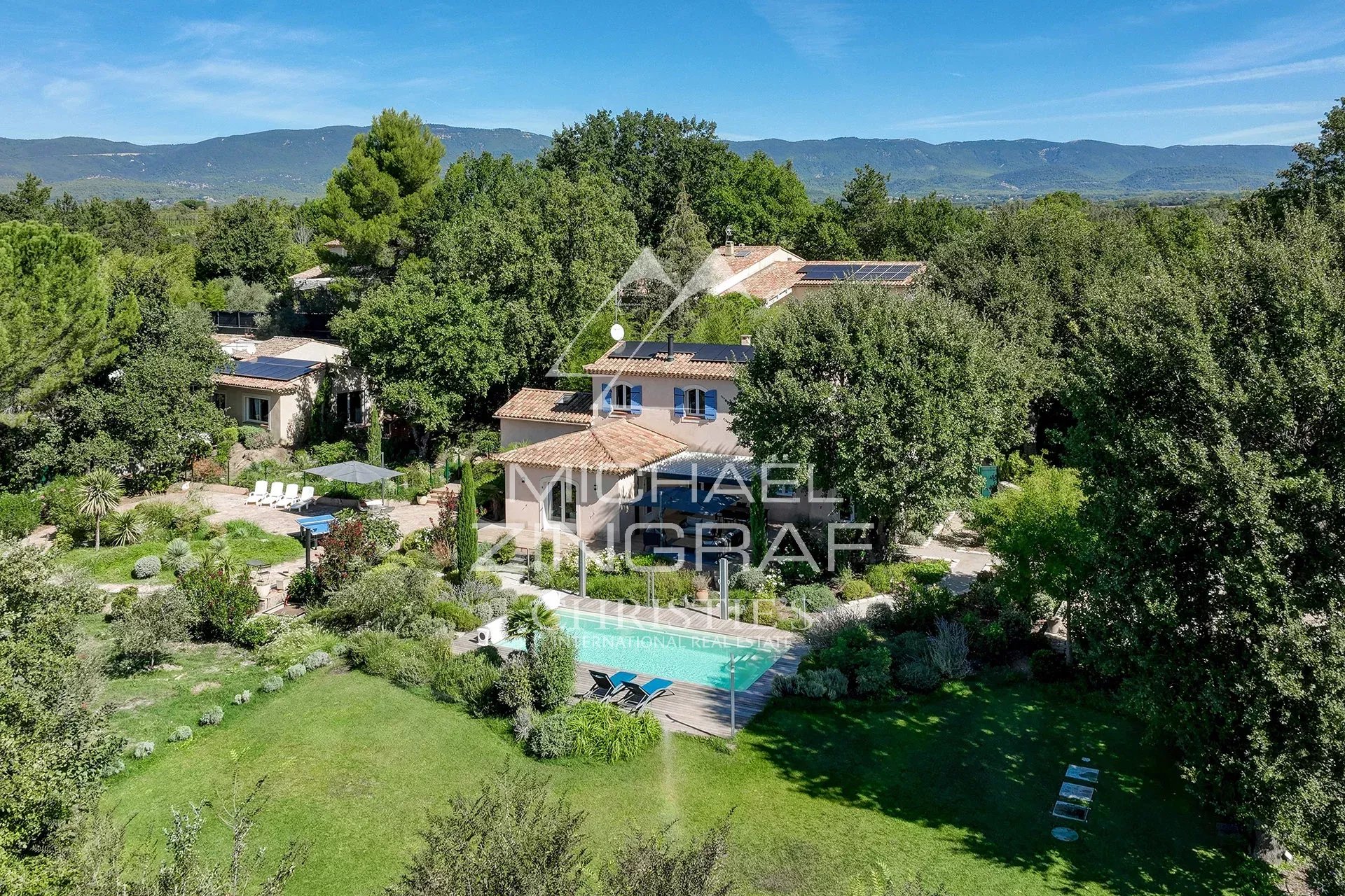 Propriété d’exception à Ansouis Propriété avec piscine et jardin à Ansouis, entourée de verdure.