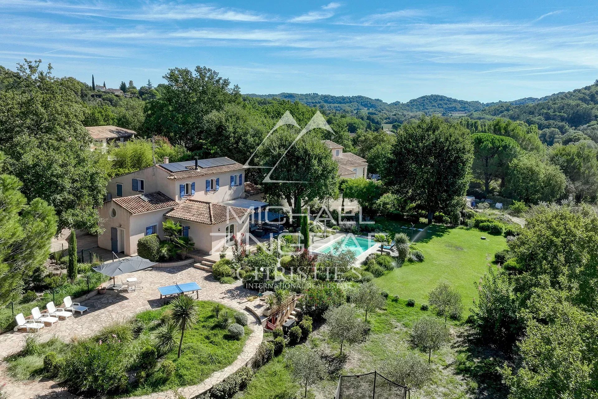 Propriété à Ansouis Propriété paysagée avec piscine à Ansouis, entourée de verdure et vue sur la campagne provençale.