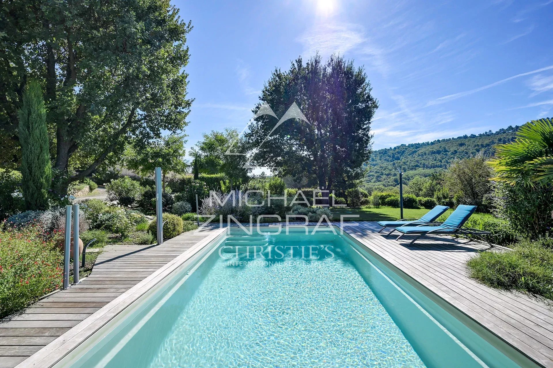 Propriété avec piscine à Ansouis Piscine d'une propriété paysagée à Ansouis, entourée de verdure et de collines.