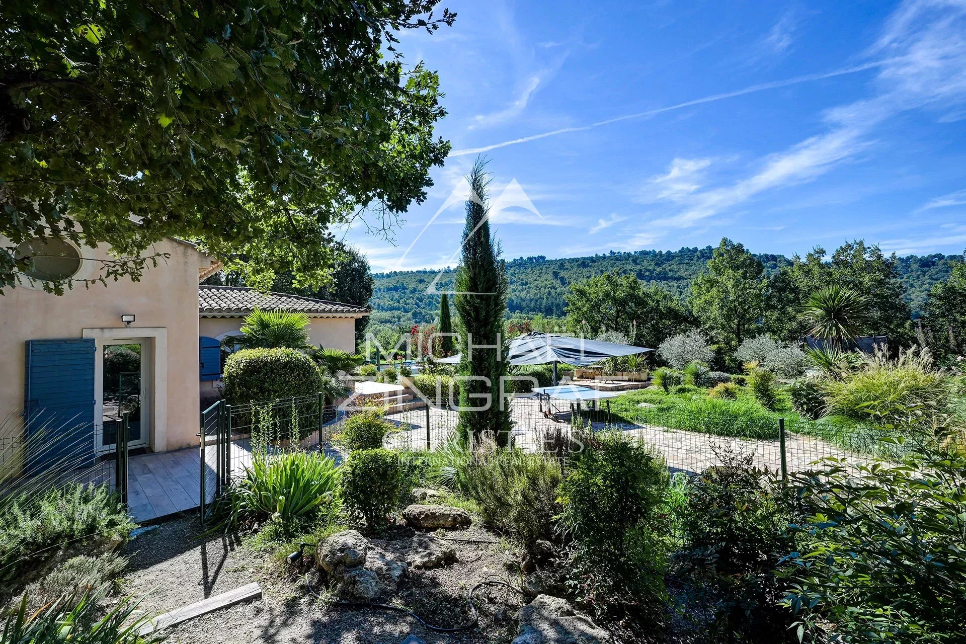 Propriété à Ansouis Propriété paysagée avec piscine à Ansouis, entourée de verdure et vue sur la campagne provençale.