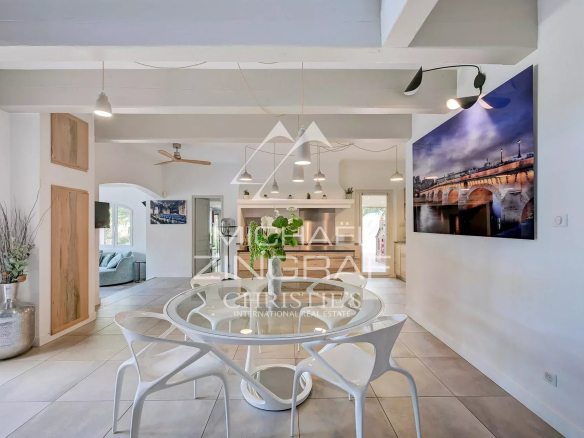 Intérieur d'une propriété à Ansouis avec une salle à manger moderne et lumineuse.