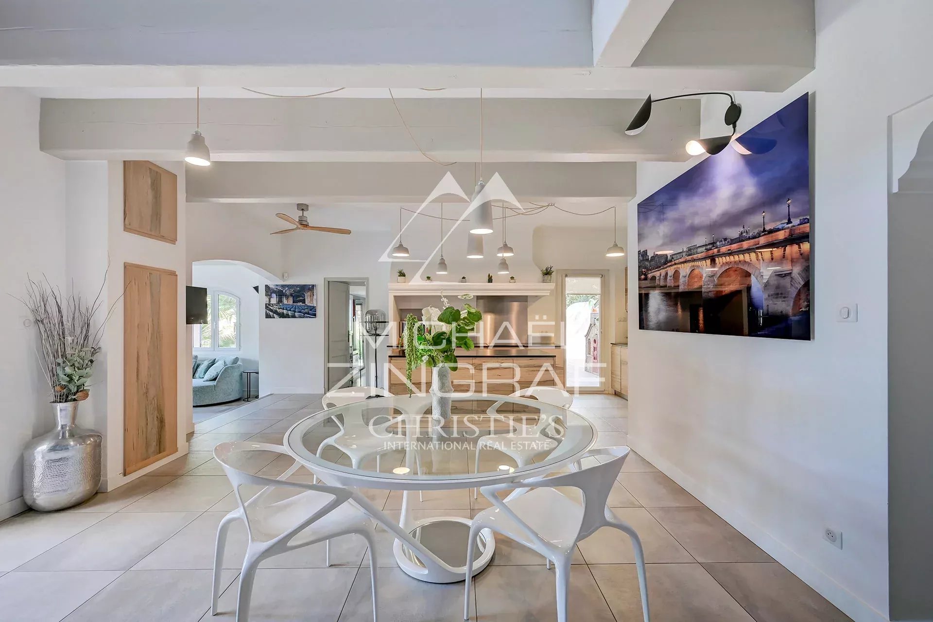 Salle à manger d’une propriété à Ansouis Intérieur d'une propriété à Ansouis avec une salle à manger moderne et lumineuse.