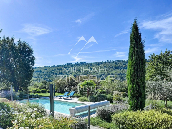 Vue sur une propriété avec piscine et jardin paysagé à Ansouis, Luberon.