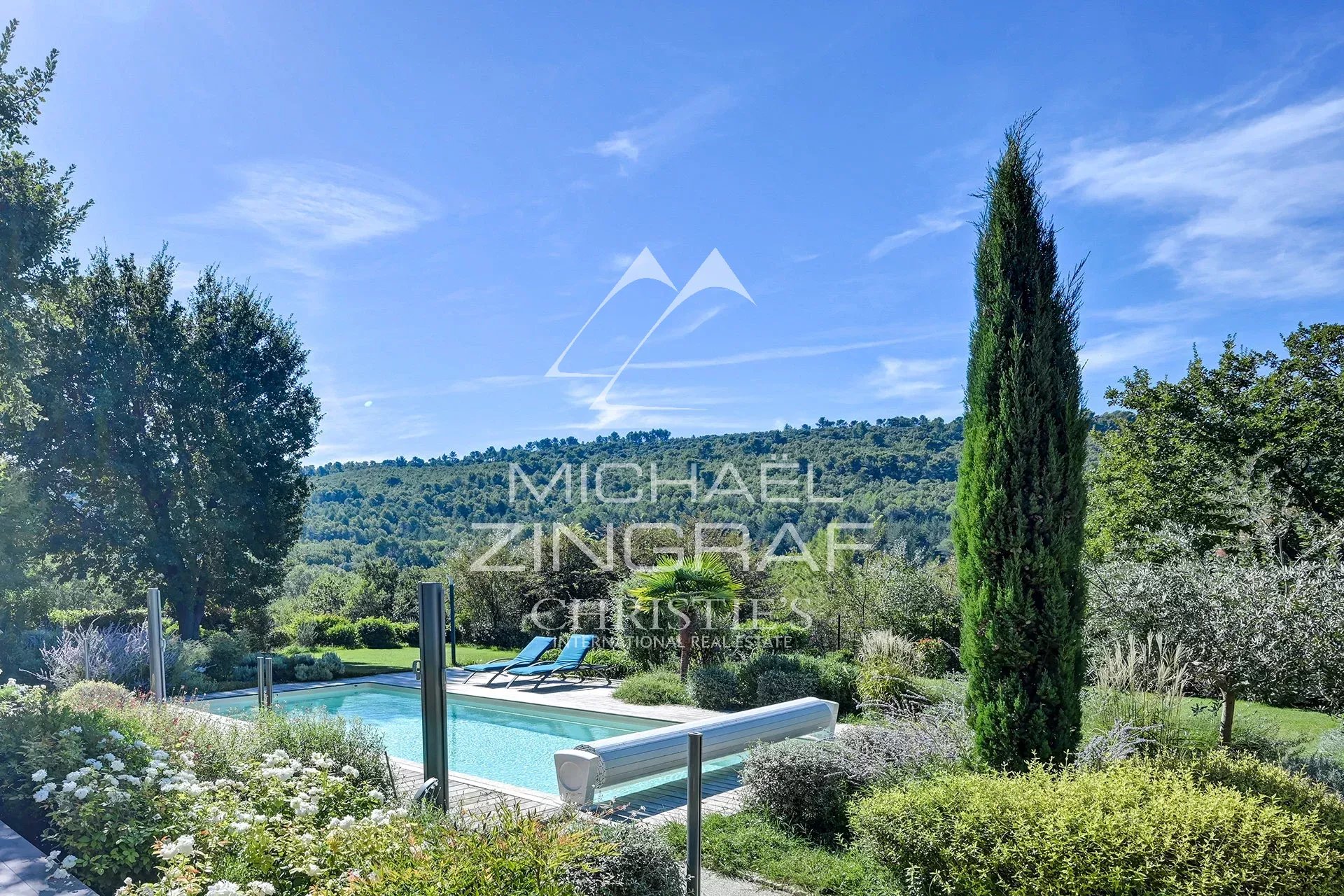 Propriété à Ansouis Vue sur une propriété avec piscine et jardin paysagé à Ansouis, Luberon.