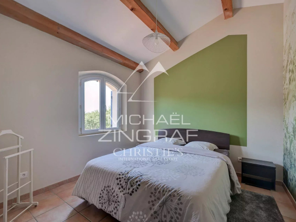 Chambre d'une propriété à Ansouis avec un lit double et des murs décorés.