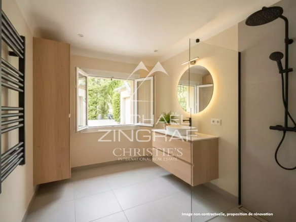 Salle de bain moderne avec fenêtre et douche, décorée de bois et carrelage.