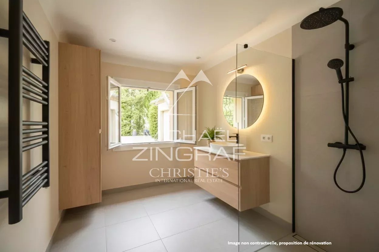 Salle de bain contemporaine Salle de bain moderne avec fenêtre et douche, décorée de bois et carrelage.