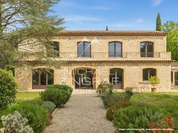Bastide en pierres avec jardin et piscine, vue sur la montagne Sainte-Victoire à Aix-en-Provence.