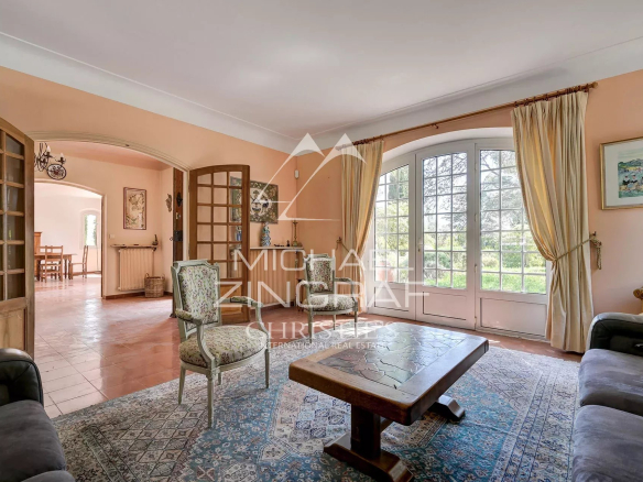 Intérieur d'une bastide avec salon et vue sur le jardin, Aix-en-Provence.
