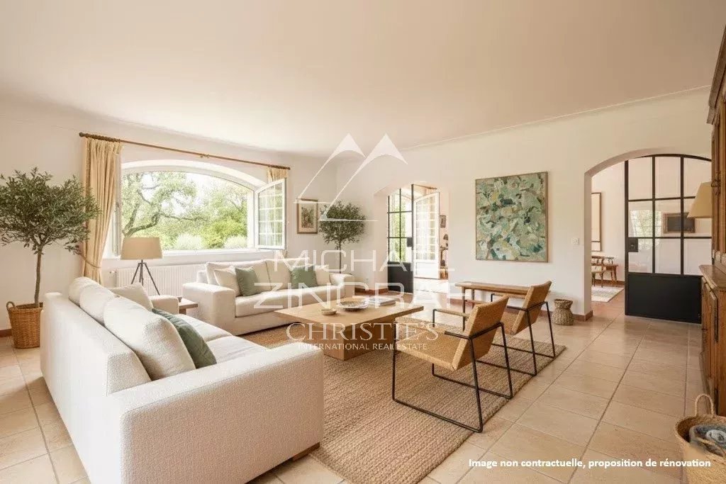 Intérieur d’une bastide à Aix-en-Provence Intérieur d'une bastide avec un salon lumineux et des grandes fenêtres, décoré avec des meubles modernes.