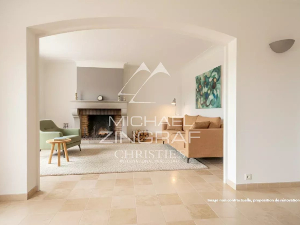 Intérieur d'une bastide avec salon lumineux et cheminée, Aix-en-Provence.