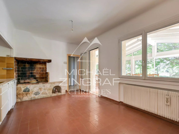 Intérieur d'une cuisine spacieuse avec cheminée, lumière naturelle à Aix-en-Provence.