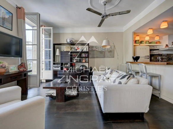 Salon lumineux d'un appartement de 110 m² avec cuisine ouverte et décoration moderne à Aix-en-Provence.