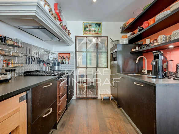 Cuisine moderne et équipée dans un appartement au centre d'Aix-en-Provence.