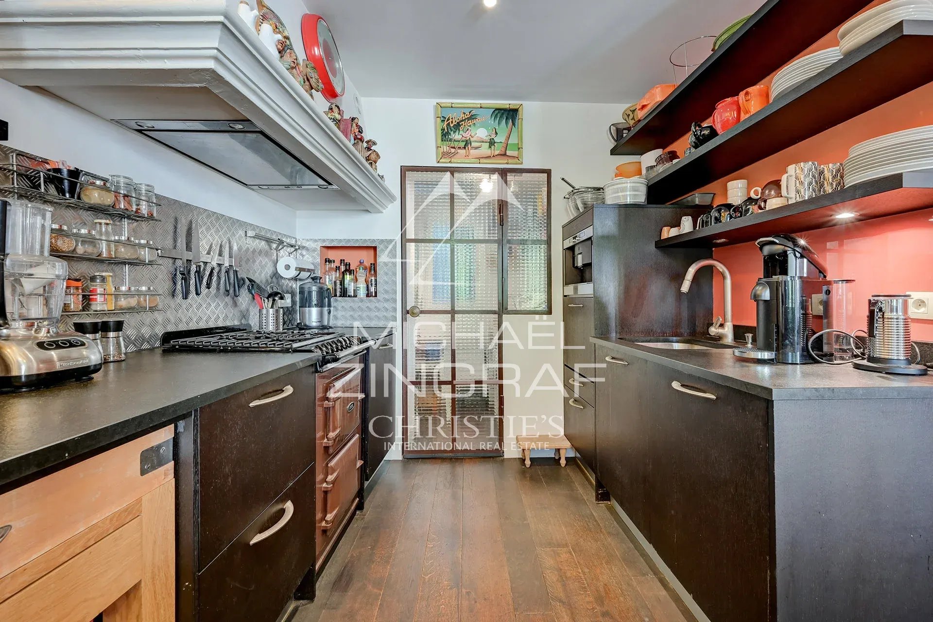 Cuisine moderne et équipée dans un appartement au centre d'Aix-en-Provence.