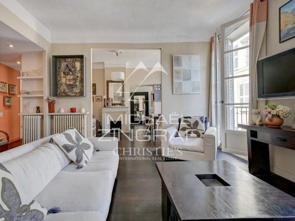Salon d'un appartement de 110 m² avec canapé et télévision, lumière naturelle, Aix-en-Provence.