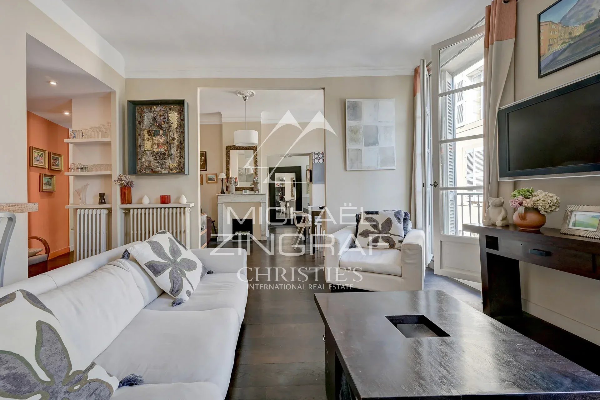 Salon d'un appartement de 110 m² avec canapé et télévision, lumière naturelle, Aix-en-Provence.