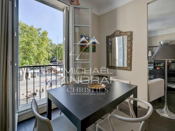Intérieur d'un appartement au deuxième étage avec vue sur la place des Prêcheurs à Aix-en-Provence.
