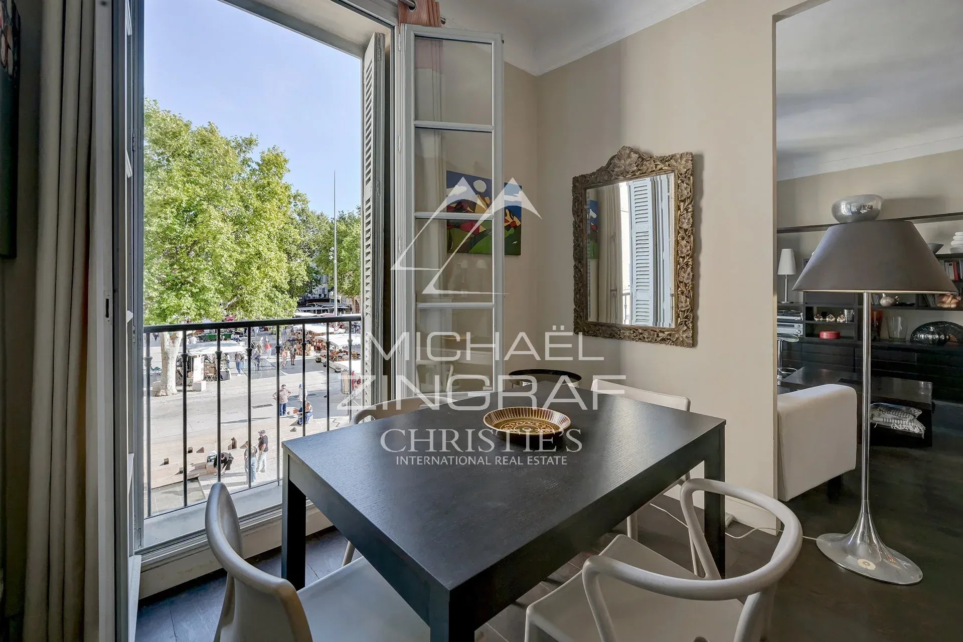 Intérieur d'un appartement au deuxième étage avec vue sur la place des Prêcheurs à Aix-en-Provence.