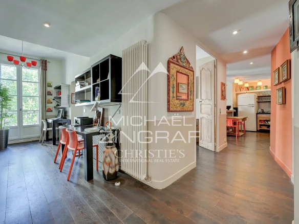Intérieur d'un appartement de 110 m² avec cuisine ouverte et coin bureau, Aix-en-Provence.