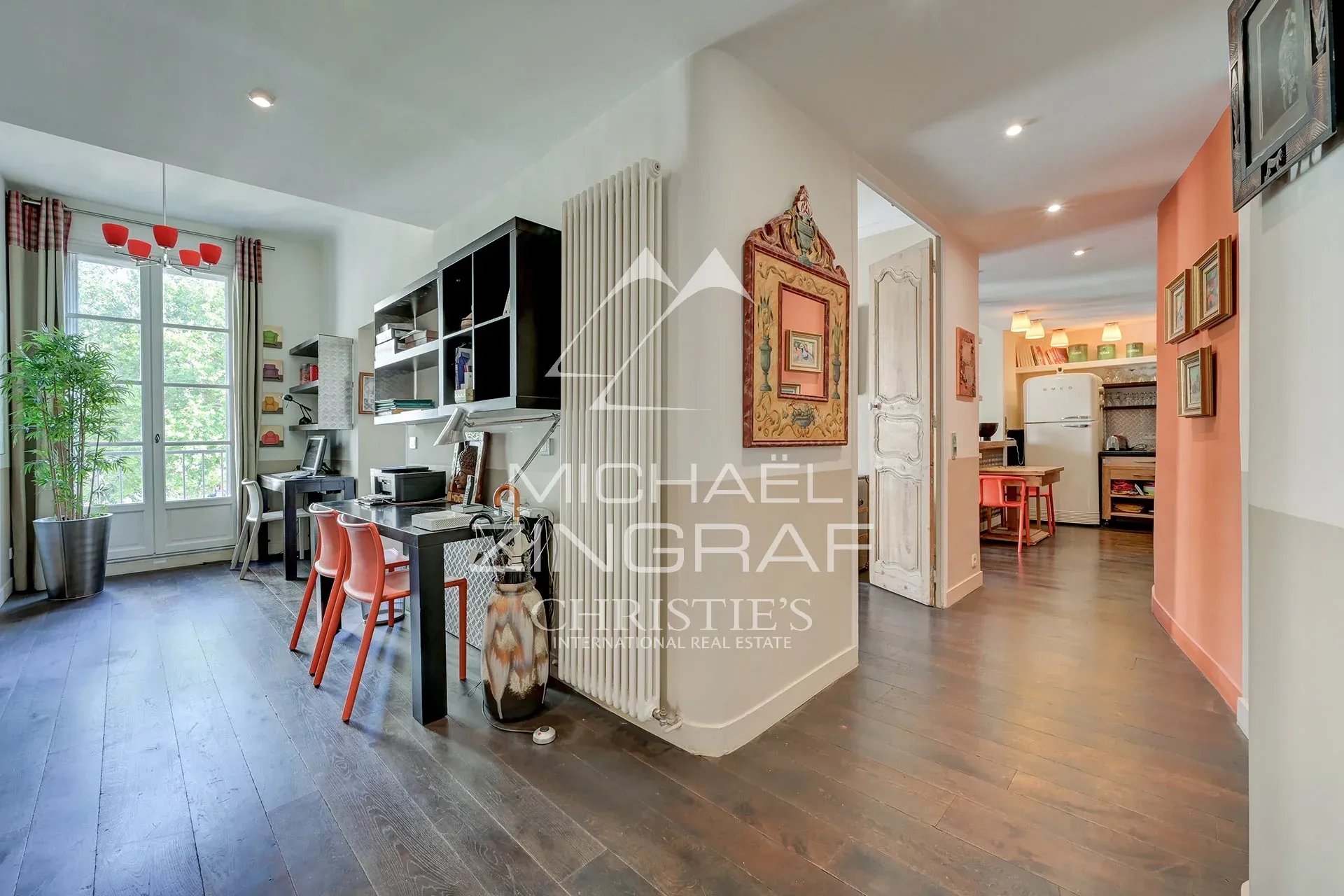 Intérieur d'un appartement de 110 m² avec cuisine ouverte et coin bureau, Aix-en-Provence.