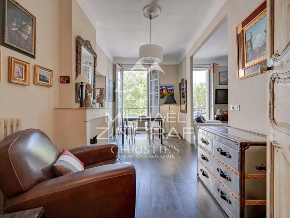 Intérieur d'un appartement au deuxième étage avec fauteuil et décorations murales à Aix-en-Provence.