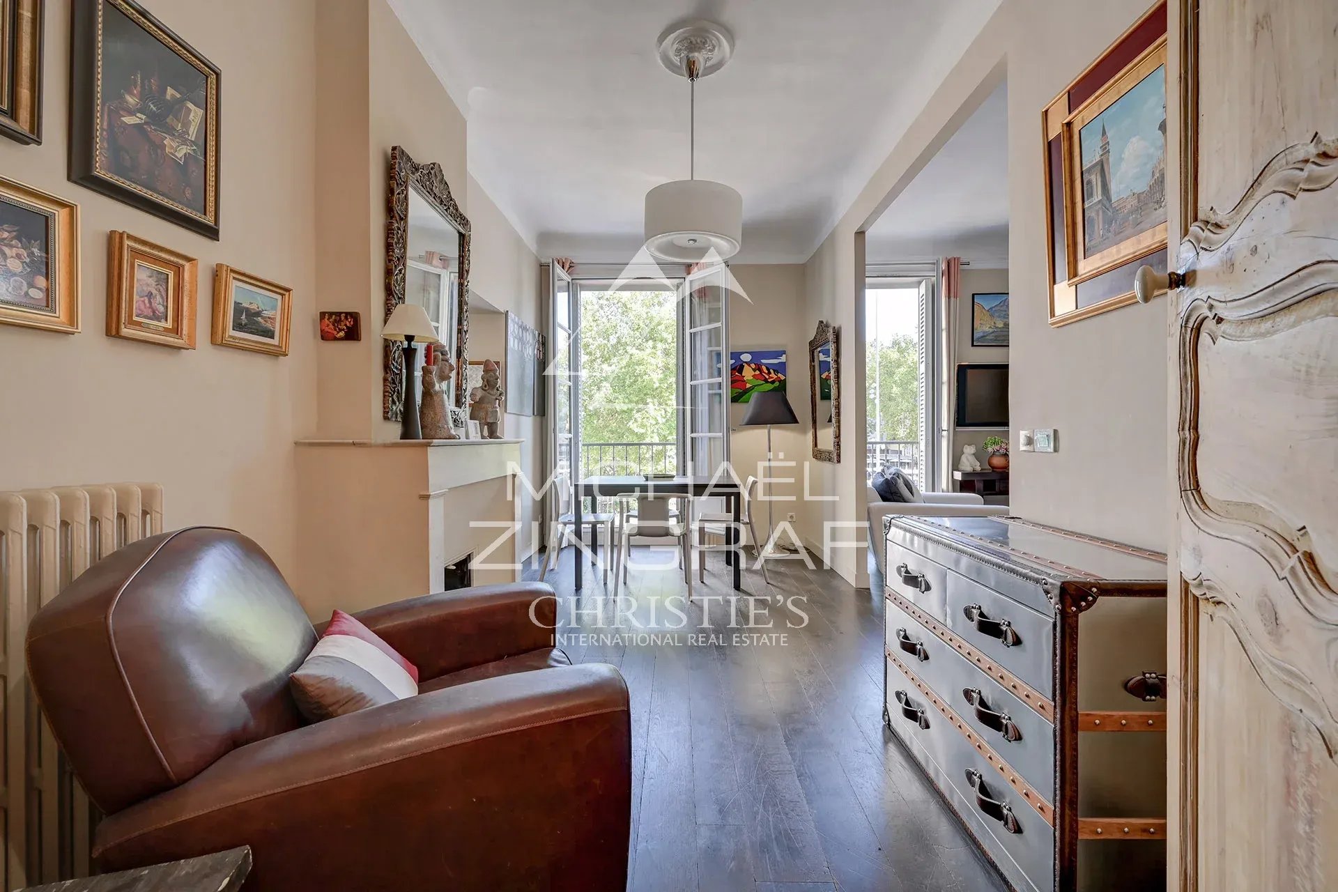 Intérieur d'un appartement au deuxième étage avec fauteuil et décorations murales à Aix-en-Provence.