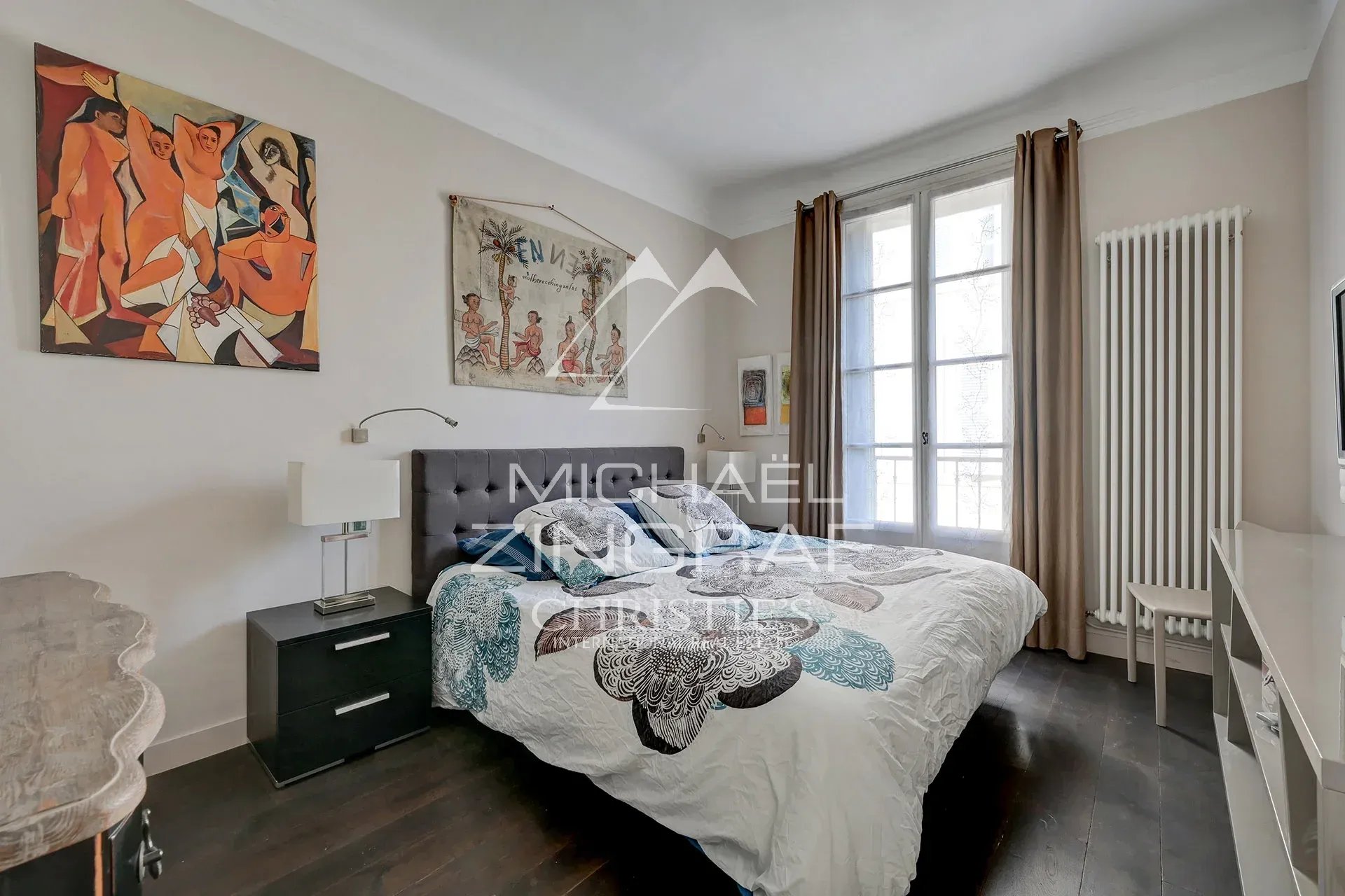 Chambre d'un appartement à Aix-en-Provence avec un lit double et des œuvres d'art au mur.