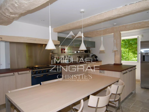 Modern cuisine in a renovated 17th-century mill in Forcalquier.