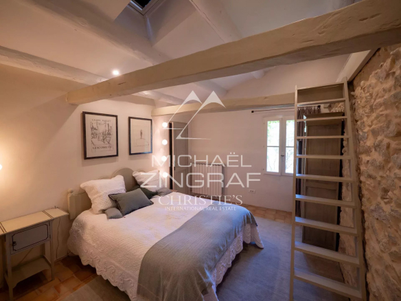 Room in a renovated 17th-century mill in Forcalquier, with double bed and elegant decor.