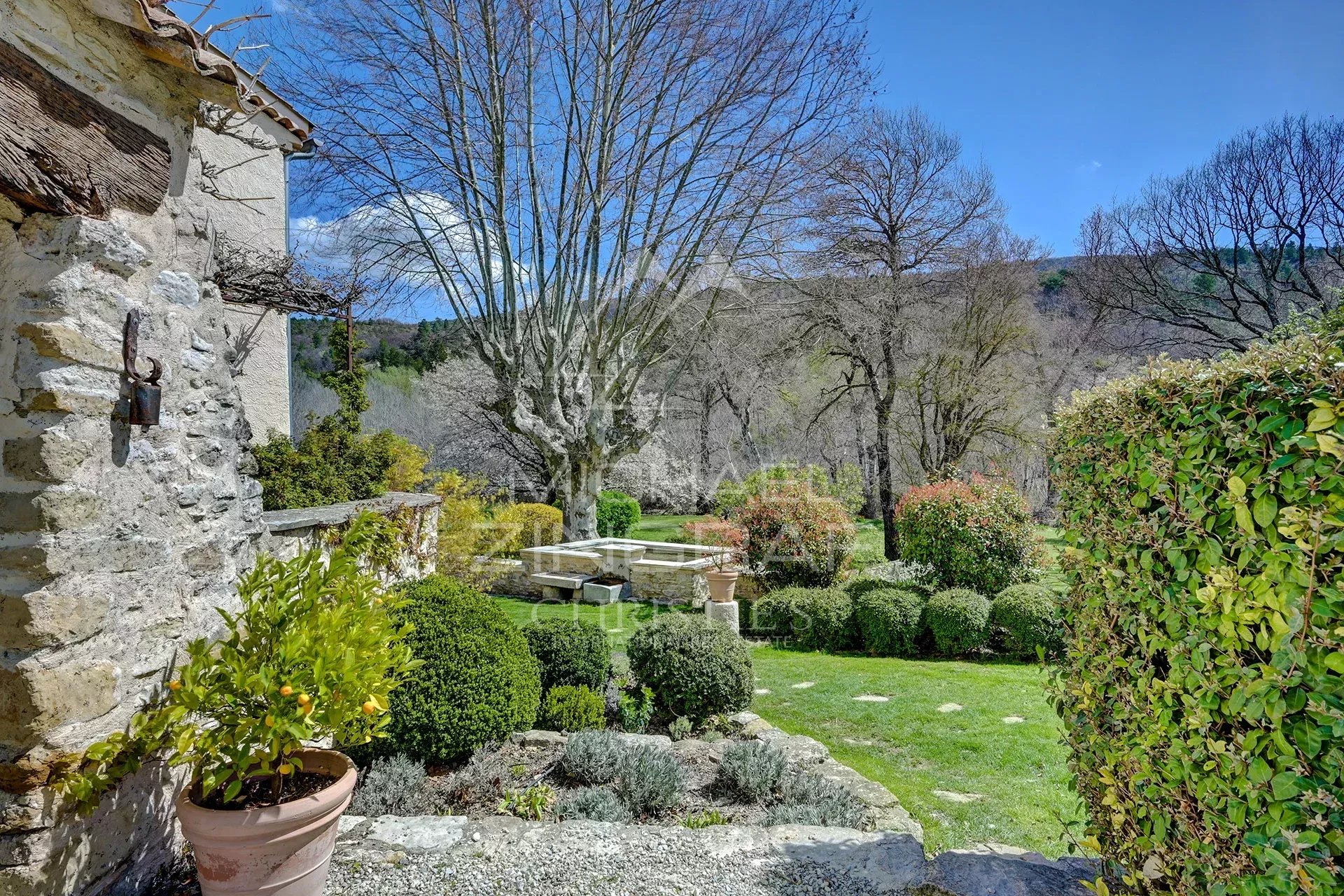 17th-century mill in Forcalquier Renovated 17th century mill with green garden in Forcalquier, surrounded by nature.