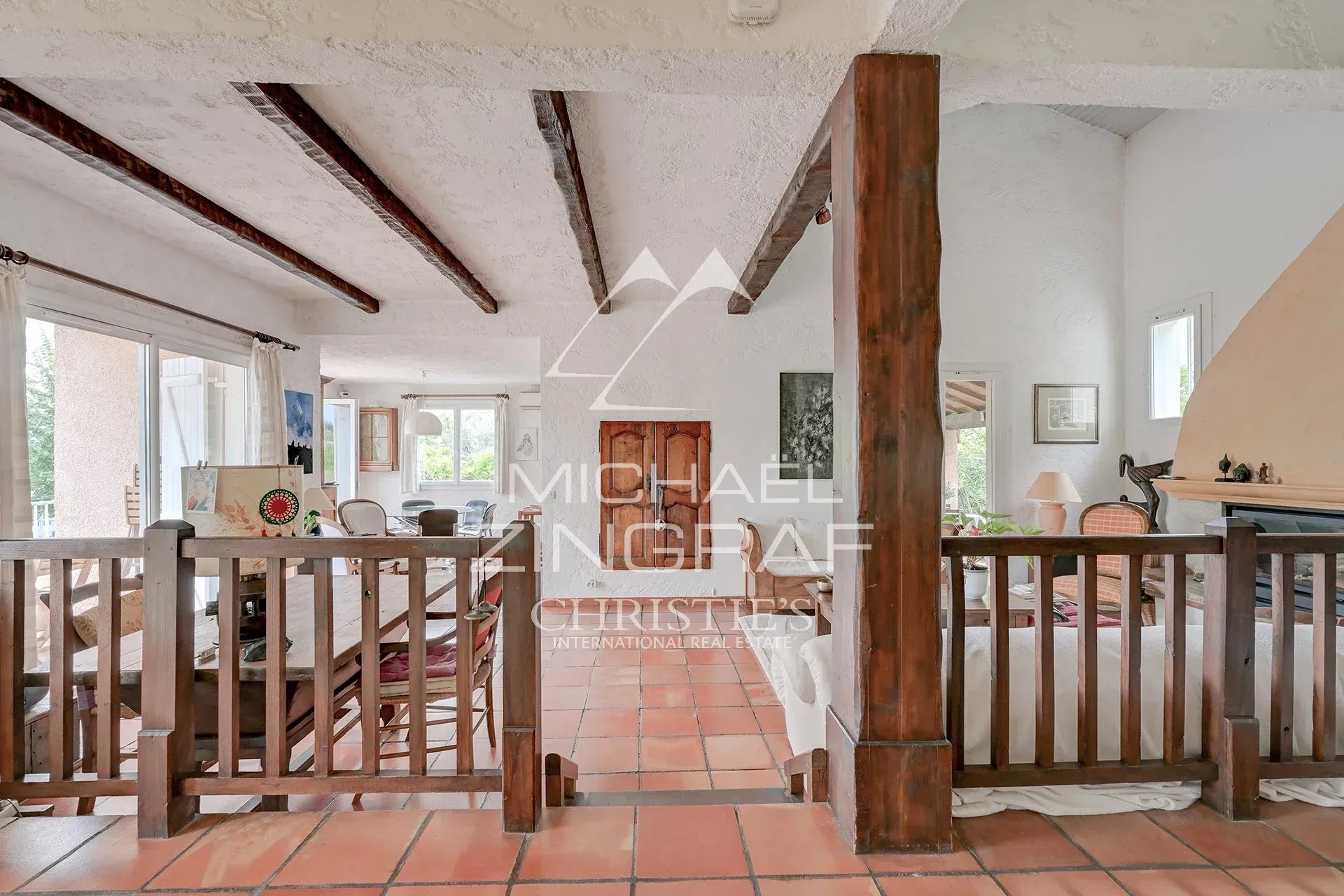 Intérieur d’une maison d’architecte à Aubagne Intérieur d'une maison d'architecte avec poutres apparentes et espace de vie ouvert.