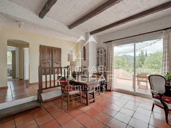 Intérieur d'une maison d'architecte à Aubagne avec vue sur la végétation.
