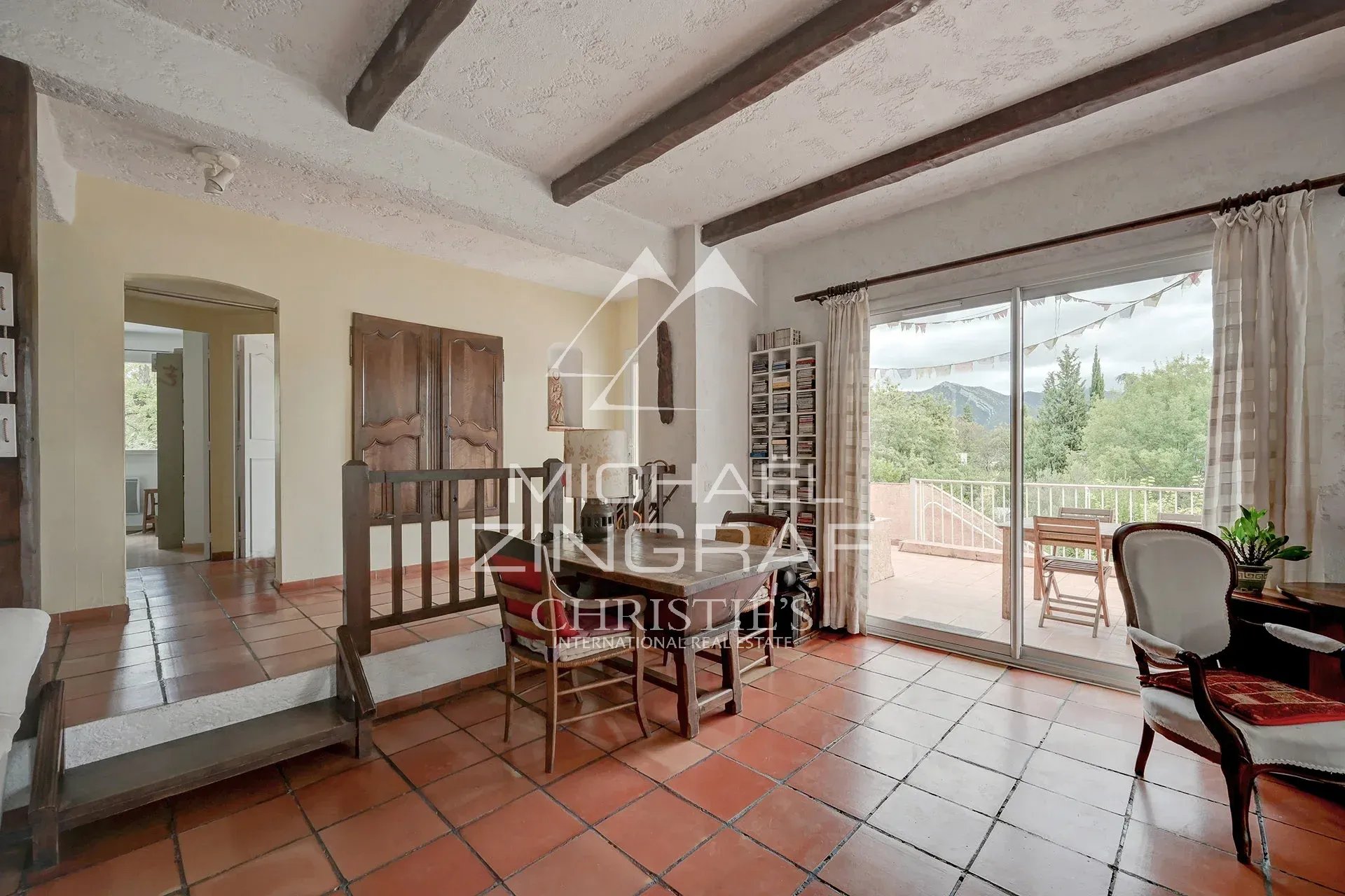 Intérieur d’une maison d’architecte à Aubagne Intérieur d'une maison d'architecte à Aubagne avec vue sur la végétation.