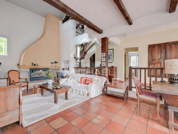Intérieur d'une maison d'architecte à Aubagne avec salon et cheminée.