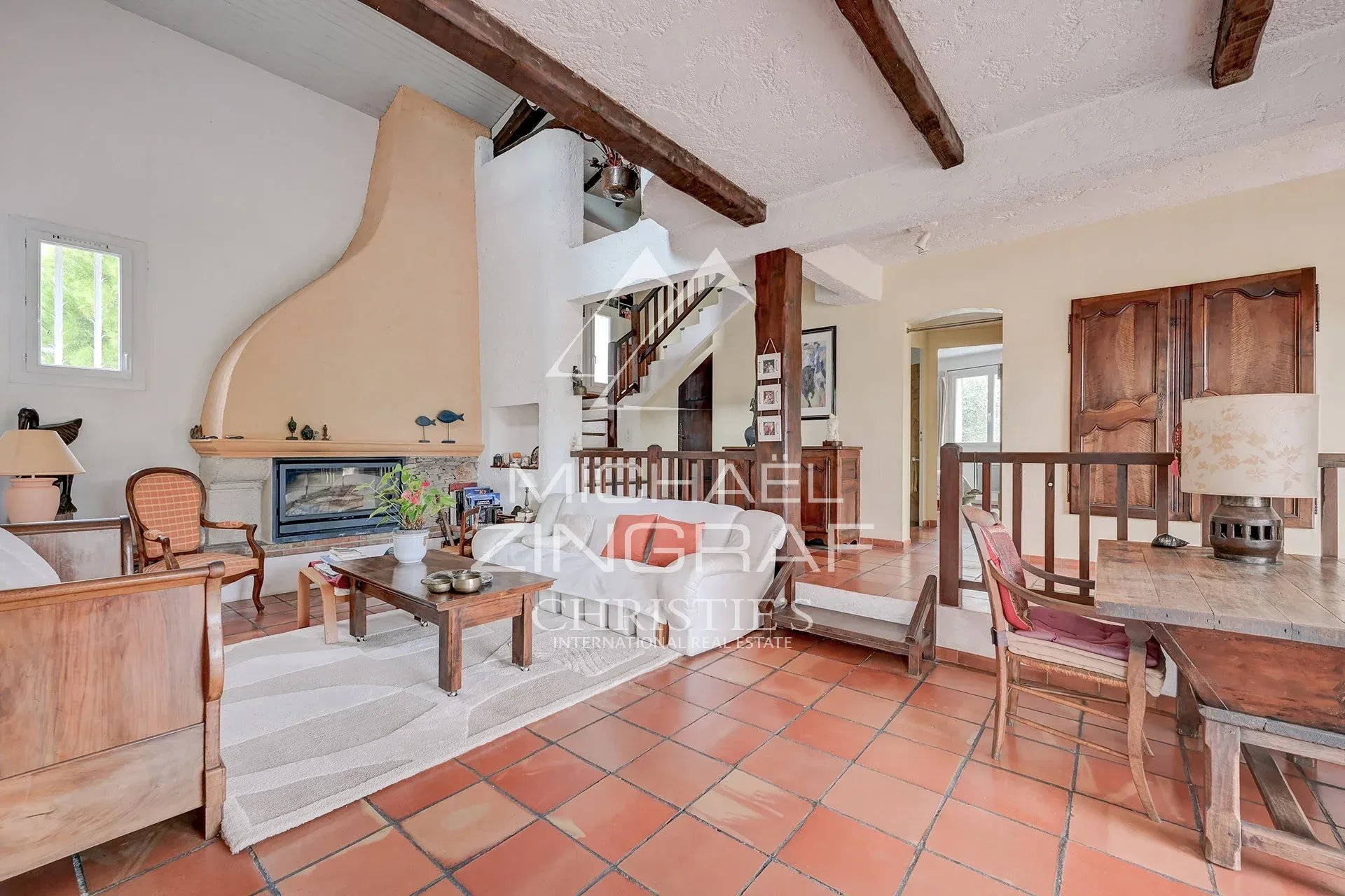 Intérieur d’une maison d’architecte à Aubagne Intérieur d'une maison d'architecte à Aubagne avec salon et cheminée.